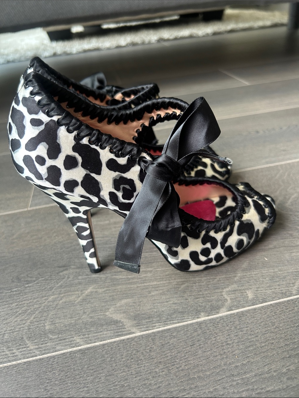 Betsey Johnson Mary Jane Bow Peep Toe Pumps Black White Animal Print Heels Sz 7 - Picture 5 of 15